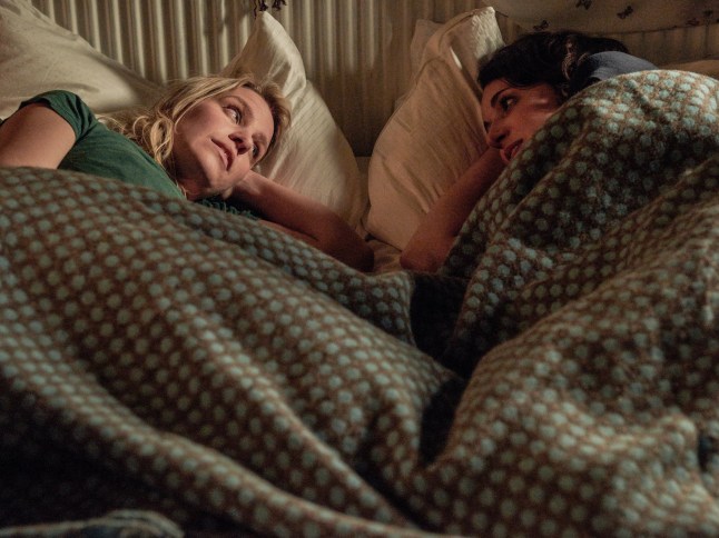 Jenny Rainsford as Boo and Phoebe Waller-Bridge as Fleabag in bed together
