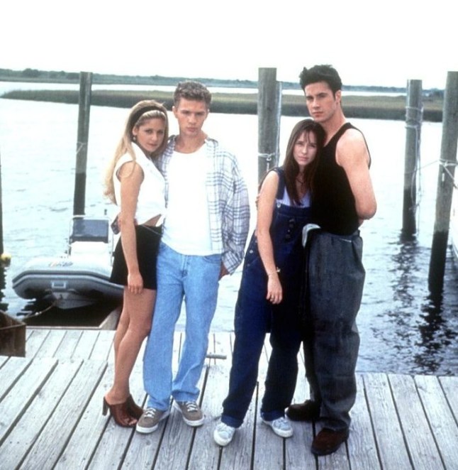 Editorial use only. No book cover usage. Mandatory Credit: Photo by Columbia/Everett/Shutterstock (423894e) I KNOW WHAT YOU DID LAST SUMMER, Sarah Michelle Gellar, Ryan Phillippe, Jennifer Love Hewitt and Freddie Prinze Jnr VARIOUS FILM STILLS